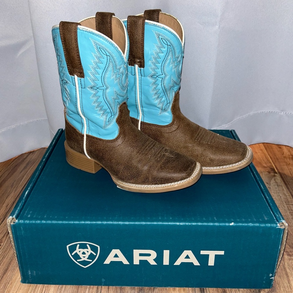 Kids Ariat western cowboy/cowgirl boots. Size 11. Great used Condition.